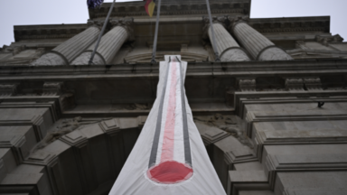 “Il est plus que temps d’agir” : un thermomètre géant sur la place De Brouckère pour dénoncer l’urgence climatique