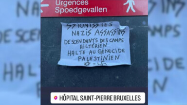 Bruxelles-Ville : des affiches antisémites collées sur la façade du CHU Saint-Pierre