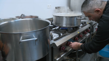 Dans la cuisine de l’Ilot à Saint-Gilles, un projet d’insertion professionnelle pour personnes précarisées