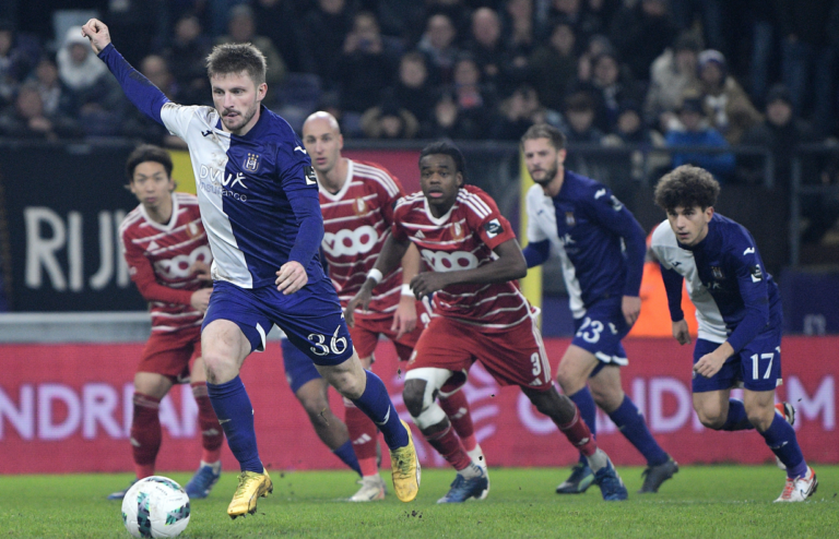 Club's Noa Lang celebrates after scoring the 1-3 goal during a soccer match  between RSC Anderlecht and Club Brugge KV, Thursday 20 May 2021 in Anderle  Stock Photo - Alamy