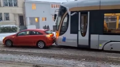Un tram bruxellois pousse une voiture bloquée dans la neige