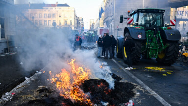 Agriculteurs en colère : les tracteurs quittent progressivement Bruxelles en bloquant des axes routiers