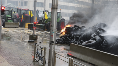 Colère des agriculteurs: les policiers évacuent les derniers tracteurs, les stations de métro rouvrent