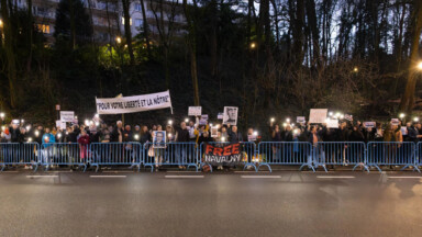 Des dizaines de manifestants se sont rassemblés devant l’ambassade russe en hommage à Alexeï Navalny