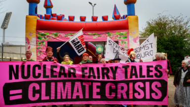 Sommet sur l’énergie nuclaire : des activistes bloquent l’ouverture du sommet et dénoncent “un conte de fées nucléaire”