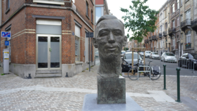 La Commune d’Etterbeek réfléchit à un événement marquant pour le retour du buste d’Hergé sur la place Theux