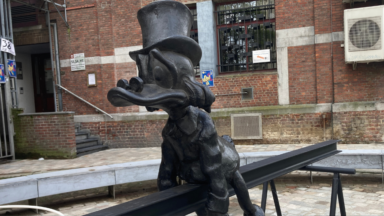 “Casse-toi alors, pauvre canard!” : la Ville de Bruxelles inaugure une nouvelle œuvre d’art sur la place Sainte-Catherine