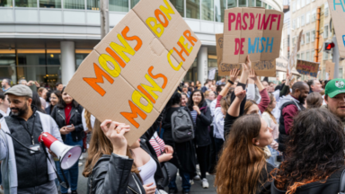 Soins infirmiers : une cinquantaine de manifestants devant le siège de la FWB