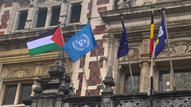 Le drapeau palestinien et celui de l’ONU au fronton de la maison communale de Schaerbeek