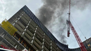 Un important incendie touche la toiture de l’ancien Centre Monnaie