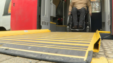 Les gares bruxelloises sont-elles adaptées aux personnes à mobilité réduite ? Nous avons suivi l’une d’elles