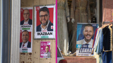 Vers moins d’affiches électorales en vitrine des commerces molenbeekois ? La majorité est divisée