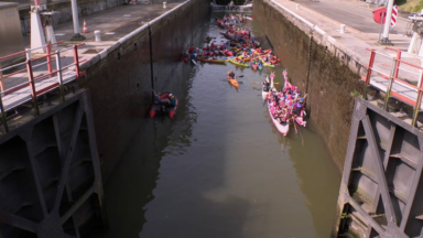Une cinquantaine de personnes ont traversé les écluses du canal en kayak