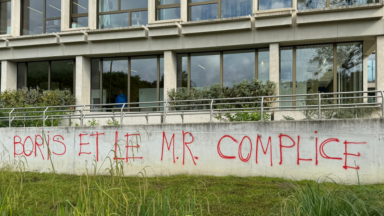 Uccle : le Centre administratif “souillé” par des graffitis cette nuit