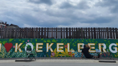 Koekelberg se dote d’une nouvelle fresque murale : “J’ai voulu illustrer la diversité culturelle de la commune”, explique l’artiste