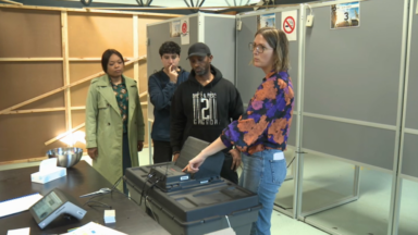 Élections 2024 : dans les coulisses de l’installation d’un bureau de vote