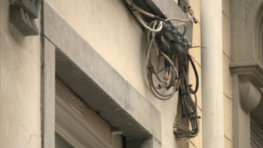 Câbles sur les façades: Woluwe-Saint-Lambert ordonne à la Région de suspendre les placements