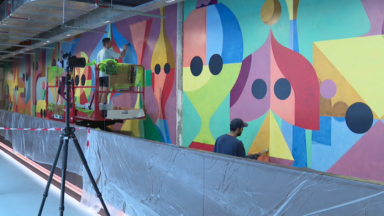 Le duo d’artistes bruxellois Hell’O Collective réalise une peinture géante dans l’immeuble de bureaux The Louise