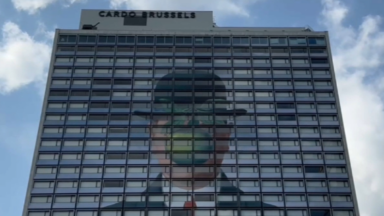 Place Rogier : un Magritte orne la façade d’un hôtel sur près de 30 étages
