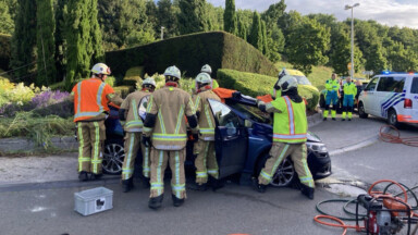 Anderlecht : les deux occupants d’un véhicule accidenté désincarcérés par les pompiers