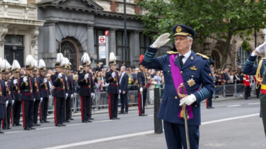 Belgian Cenotaph Parade : le couple royal à Londres, accompagné notamment d’élèves de l’École Royale Militaire