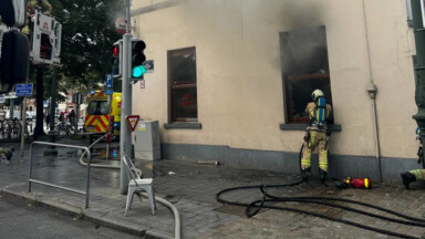 Un café de la place Dailly ravagé par les flammes : “Les services communaux prennent en charge les personnes à reloger”