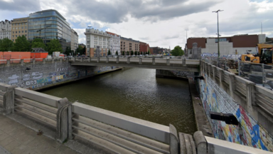 Une personne atterrit dans le canal après une bagarre