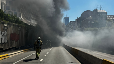 Une voiture en feu dans la sortie du tunnel Rogier : le secteur est à éviter