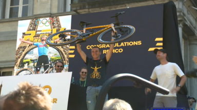 Le double champion olympique Remco Evenepoel de retour en Belgique célèbre avec ses fans