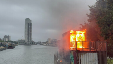 Un conteneur prend feu le long du canal: une personne sans abris y vivait