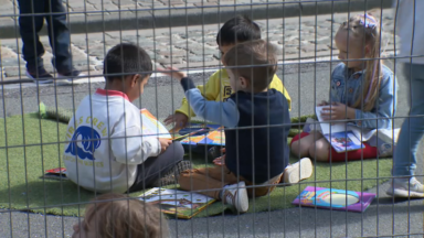 La cour de récréation d’une école à Ixelles déplacée dans la rue