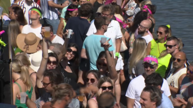 Une fête techno fait danser… sur le canal de Bruxelles: “Voyager avec la soirée, je trouve ça super”