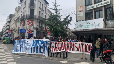 Occupation d’un bâtiment de la CSC par des sans-papiers: une manifestation a eu lieu contre leur expulsion