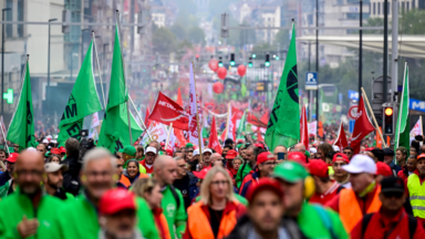 “Nous ne sommes pas à vendre”: plus de 5000 personnes dans les rues de Bruxelles pour soutenir les travailleurs d’Audi Brussels