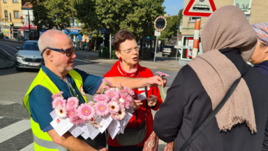 Lutte contre l’isolement des personnes âgées : les bénévoles de la Croix-Rouge offrent des fleurs