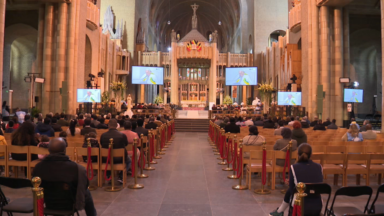 Des fidèles sans ticket ont suivi la messe du Pape dans des églises: “C’était un moment festif de se retrouver ensemble”