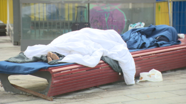 Une trentaine de sans-abris dorment sur la place Flagey