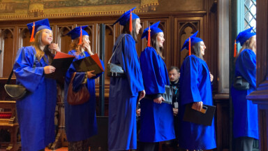 Lâcher de chapeaux sur la Grand-Place, toges anderlechtoises : une cérémonie prestigieuse pour les diplômés de la VUB et l’ULB