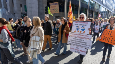 Plus de 200 manifestants appellent l’UE à mettre fin aux subventions des énergies fossiles