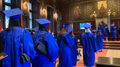 Les étudiants de la VUB diplômés lors de la cérémonie sur la Grand-Place de Bruxelles