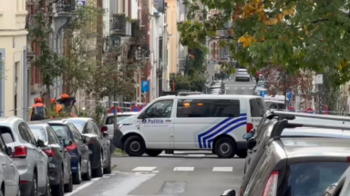 Une personne emmenée à l’hôpital après un incendie probablement criminel à Ixelles