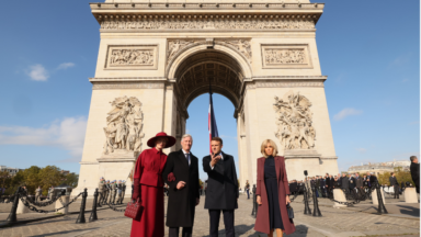 Le roi Philippe et la reine Mathilde accueillis à l’Arc de Triomphe par le couple Macron