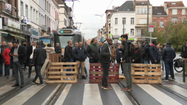 Des commerçants bloquent la rue Wayez pour dénoncer le manque de place de stationnement