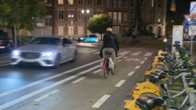 La nuit tombe plus vite, les cyclistes sont plus exposés au danger: que faire pour éviter les risques?