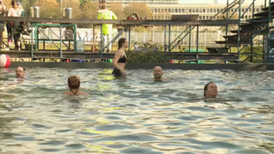 Un bain d’eau froide en octobre, c’est possible à la piscine Flow: “Ça fait du bien”