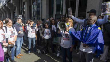 Des manifestants rassemblés devant l’ambassade de la RDC pour demander la libération de Jean-Jacques Wondo