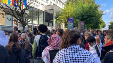 Des centaines d’étudiants mobilisés à l’ULB en soutien aux peuples libanais et palestinien