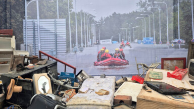 Climat : des débris d’inondations au sommet du Mont des Arts pour pousser les politiques à agir