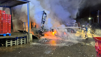 Un camion prend feu sur le parking d’une usine à Anderlecht: les gros moyens déployés pour éviter la propagation