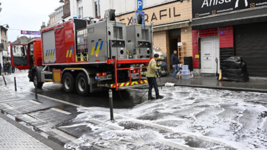 Les pompiers déployés à Molenbeek pour nettoyer la chaussée “à la suite d’une perte d’huile hydraulique”